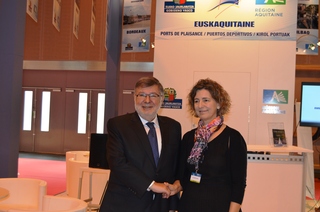 Alain Vidalies y Ana Oregi en el stand conjunto de Aquitaine/Euskadi en la feria Nautic