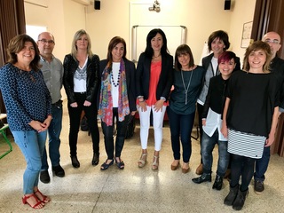 Cristina Uriarte (en el centro), junto con las viceconsejeras Maite Alonso (1� por la izq.), y Olatz Garamendi (5� por la izq.); la directora de Innovaci�n Educativa, Luc�a Torrealday, y los profesionales que trabajan en el Berritzegune Central