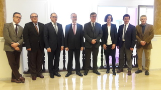 Adolfo Morais (3� por la izq.), Arcadi Navarro (centro) y Fernando Coss�o (4� por la derecha)