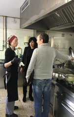 Olatz Garamendi, en el centro, durante la visita