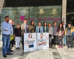 Junto a representantes institucionales y del mundo de los euskaltegis, en la rueda de prensa ha tomado la palabra la alumna Joyse Vitorino de Medeiros.