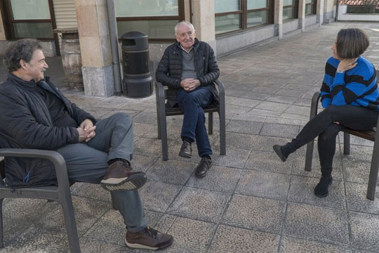 Anjel Lertxundi, Isabel Etxeberria y Xabier Olarra charlan sobre la relaci�n entre la creaci�n y la traducci�n