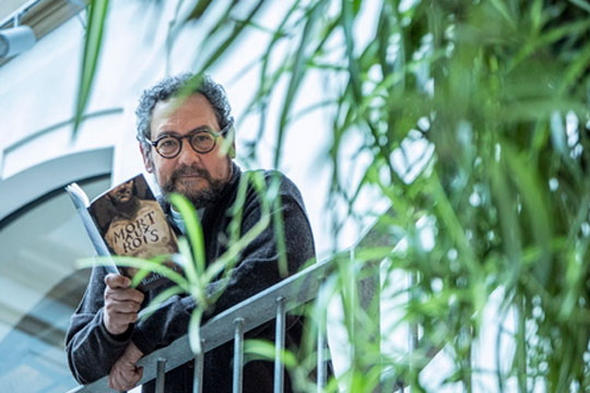 La editorial Besatari publica en un �nico libro las versiones de 'Mort aux rois' en euskera, catal�n y castellano