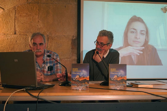 Joxan Elosegi traduce al euskera la obra premiada 'Nik kantatu eta dantza egiten du mendia', de la catalana Irene Sola