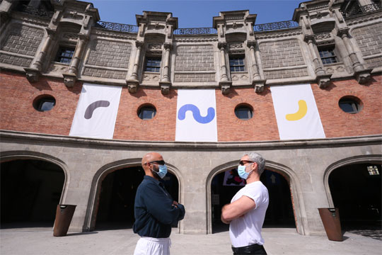 Los artistas Asier Irazabal y Hern�n Quipildor presentan la obra ?La llave del alma? en la fachada de Azkuna Zentroa