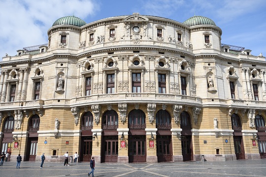 Dos producciones propias de teatro, Faces y Maitasunaren Itxiera; y la actuaci�n de la Compa��a Nacional de Danza destacan en la programaci�n de abril del Teatro Arriaga 