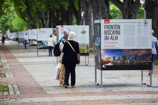 El fot�grafo David Quintas presenta la muestra 'Basque Way' en el Paseo de Fray Francisco junto al escritor Mart�n Ibarrola
