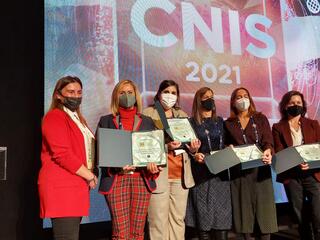 La viceconsejera Jone Berriozabal junto a otras y otros galadornados por el CNISel CNIS 