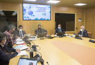 Delegaci�n del Ente Vasco de la Energ�a a su llegada al Parlamento Vasco. Vitoria-Gasteiz