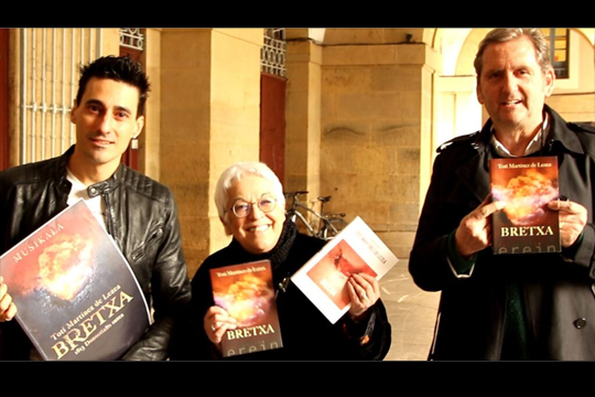 Presentan la versi�n en euskera de la novela 'Bretxa', escrita por Toti Mart�nez de Lezea, y el espect�culo musical del mismo nombre