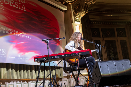 Christina Rosenvinge llena el sal�n de actos de la Biblioteca de Bidebarrieta dentro del marco de Bilbaopoes�a