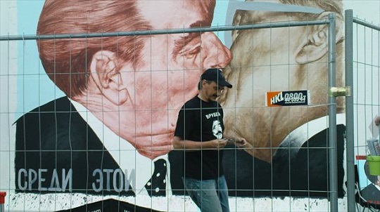 Fallece el artista que pint� el grafiti del beso entre Br�zhnev y Honecker en el muro de Berl�n