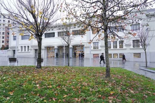 El alcalde inaugura un nuevo centro sociocultural en Basurto que aspira a convertirse en el espacio de referencia para la juventud de Bilbao