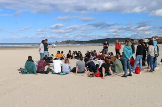 F. Portu Argazkiak   Asistentes al Foro Tranpirenaico tienden las explicaciones de Gerbe y Oyarzun en la playa de Hendaia