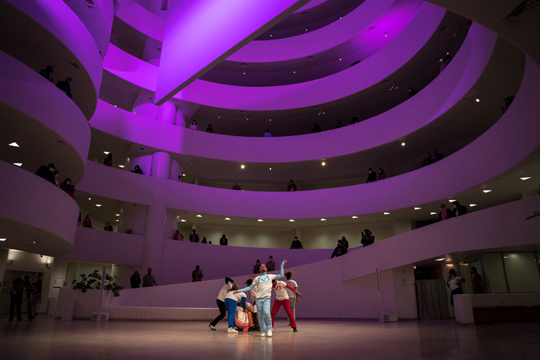 El colectivo de baile neoyorquino Masterz At Work Dance Family act�a en el Guggemheim