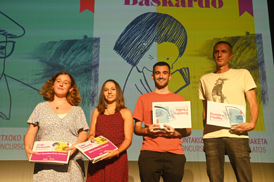 Joxe Mari Unanue Echeverria y Diego S�nchez Aguilar, ganadores del 7.� Certamen de Novela Corta 