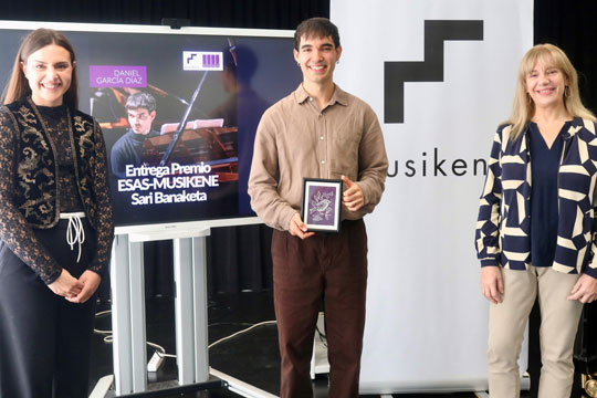 Daniel Garc�a D�az recibe el II Premio ESAS-Musikene
