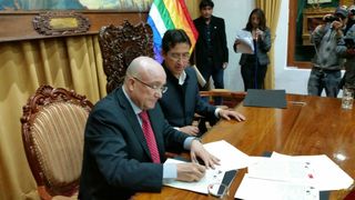 El viceconsejero de Poltica Lingstica, Patxi Baztarrika, firma el protocolo con el alcalde de Cusco 