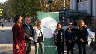 Lorea Bilbao, diputada Cultura y Euskera de Bizkaia; Patxi Baztarrika, viceconsejero Pol. Ling��stica; Ana Urrutia, presentadora; Jone Unzueta, Ayto. de Bilbao; Ana de Castro, directora Euskera Dip. Foral Bizkaia; Edurne Otamendi, Ayto. Donostia