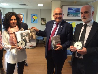 Patxi Baztarrika (erdian), Juan Carlos Andueza (eskuin) eta Ana Davilarekin batera, gaurko aurkezpenean