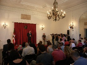 El Lehendakari Ibarretxe en un momento de su comparecencia en el Palacio Miramar