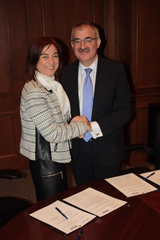 Cristina Uriarte y Steve Rosenstone, durante la firma del acuerdo