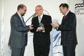 El Lehendakari y el Consejero de Educacin junto al premiado.JB