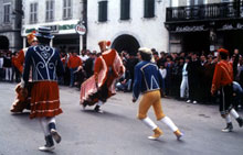 Aintzindarien dantzak. Buhamien dantza.Kauteren dantza. Xorrotxen jokoa.Kherestuen dantza. Marixalen jokoa.