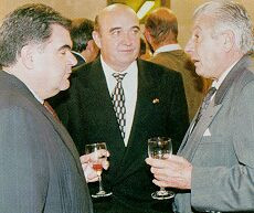 Tomando un vino de Rioja Alavesa