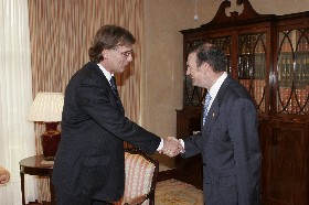 El Lehendakari saluda al matem�tico Pierre-Louis Lions.JB