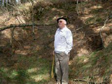 Eskatzailea Bergarako Sagasti eremuan, bere anaia egon litekeen hilobiaren ondoan.