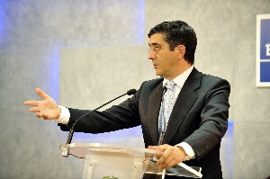 Lehendakaria + Euskadi 09� aurkeztu duen prentsaurrekoan. 