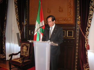 Filipinetako enbaxadorea, Carlos Salinas.