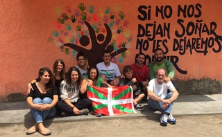 Jon Redondo (derecha, segunda l�nea)en el Centro San Viator de Collique, con los j�venes cooperantes vascos. 
