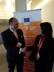 La directora de Universidades Miren Artaraz (derch.) junto con el responsable de la Comisi�n de Universidades y Alianzas Universidad-Empresa, Harald Hartung, hoy en Bruselas