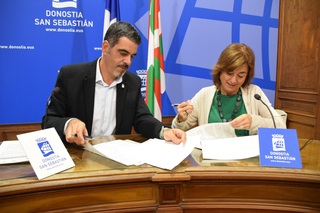 Eneko Goia eta Cristina Uriarte, protokoloa sinatzeko unean