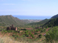 Foto sacada desde una ventana del castillo de Peñiscola. Parece que el paisaje de la playa es un cuadro colgado en la pared del castillo.