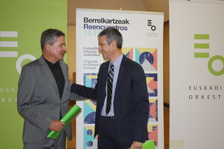 JOxean Mu�oz, viceconsejero de Cultura, Juventud y Deportes, junto con el nuevo director general de la OSE, Oriol Roch