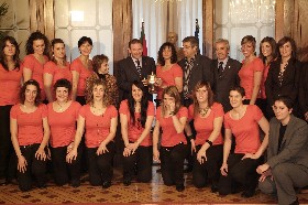 El Lehendakari posa junto a la plantilla del Akaba Bera Bera. JB