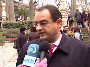 El Consejero de Interior haciendo declaraciones.