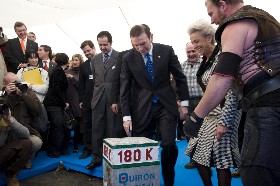 El Lehendakari, junto a I. Perurena, que levanta simb�licamente la primera piedra del Hospital. JB