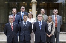 El Lehendakari posa junto a los nuevos miembros del TVC