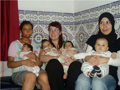 Esta foto est&aacute; tomada en la casa donde acogen a madres solteras y a sus hijos en T&aacute;nger (Marruecos), donde estuve a pricipios de Julio en un campo de trabajo... Yo antes de ir ten&iacute;a miedo hasta de mirar a los beb&eacute;s y sin embargo ah&iacute; estoy a dos manos.&nbsp;Y sin hablar &aacute;rabe ni nada llegue a hacer amigas y compartir buenos momentos... inolvidable.