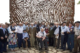 Lehendakaria gudarien ondoan Artxandako monumentuan