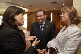 Lehendakaria Laura Albornoz Txileko Emakumearen Zerbitzu Naionaleko Ministroarekin (ezkerrean), jardunaldia hasi baino lehen. (J.B.)