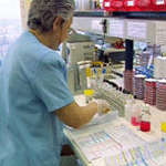 Persona trabajando en laboratorio