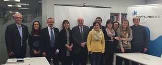 Elena Unzueta, directora de Kontsumobide, y Alfons Conesa i Badiella, director de la Ag�ncia Catalana del Consum, acompa�ados por los equipos directivos de los dos organismos.