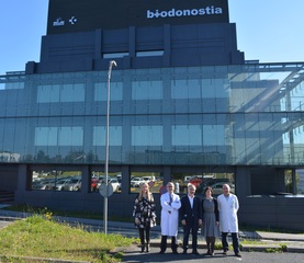 De izq. a dcha.: Arantza Abad,Gerente Biodonostia;Dr.Julio Arrizabalaga,Dtor.Cient�fico Biodonostia;Jes�s Fdez.Crespo,Dtor. Gral.ISCIII;Mar�a Aguirre Rueda,Directora de Investigaci�n e Innovaci�n Sanitaria;Dr.J.M.Ladr�n de Guevara,Gerente OSI Donostialdea