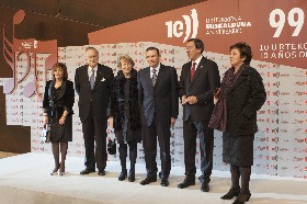 El Lehendakari junto al Diputado General de Bizkaia, Jos� Luis Bilbao, el alcalde I�aki Azkuna y la Diputada Foral de Cultura, Jasone Aristondo.JB