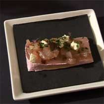 Txitxarro, queso de oveja y menta en tosta de cereza Txitxarro, queso de oveja y menta en tosta de cereza